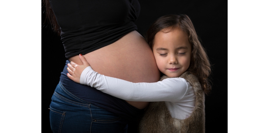 zwangerschapsfotografie-Amersfoort-meisje-omarmt-buik